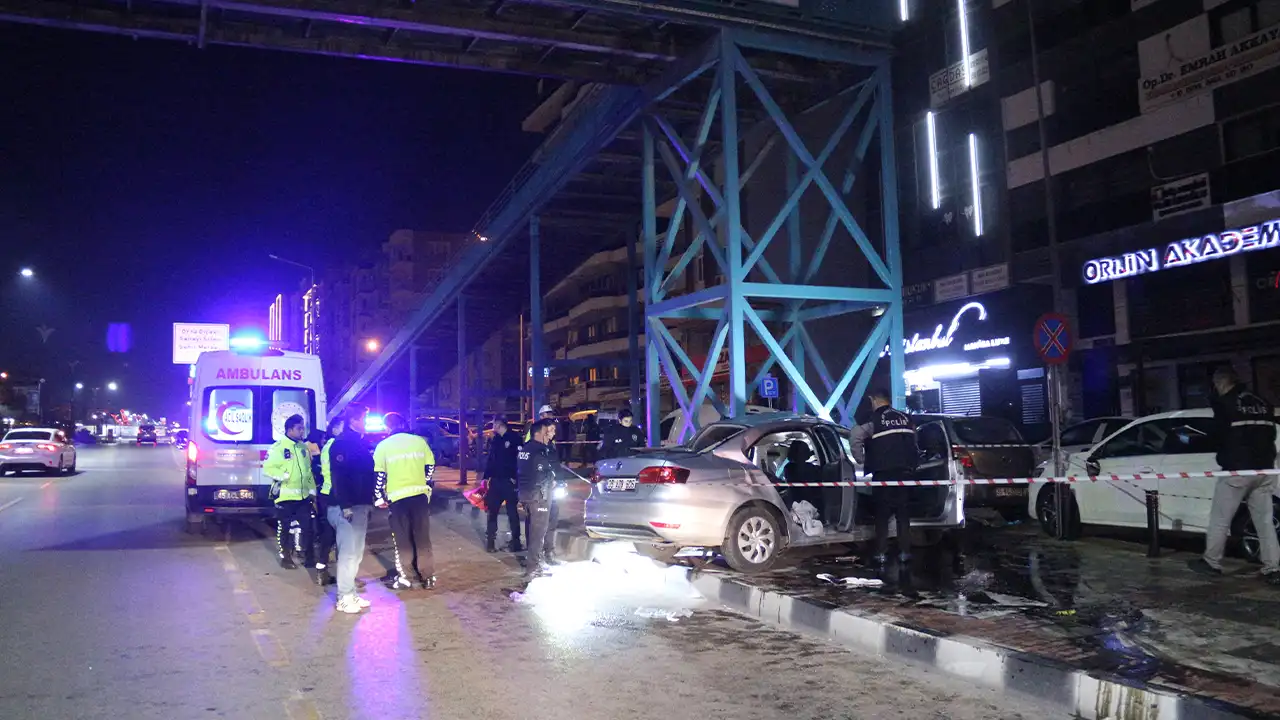 Manisa’da Otomobil Üst Geçit Ayağına Çarptı 1 Ölü, 3 Yaralı 2