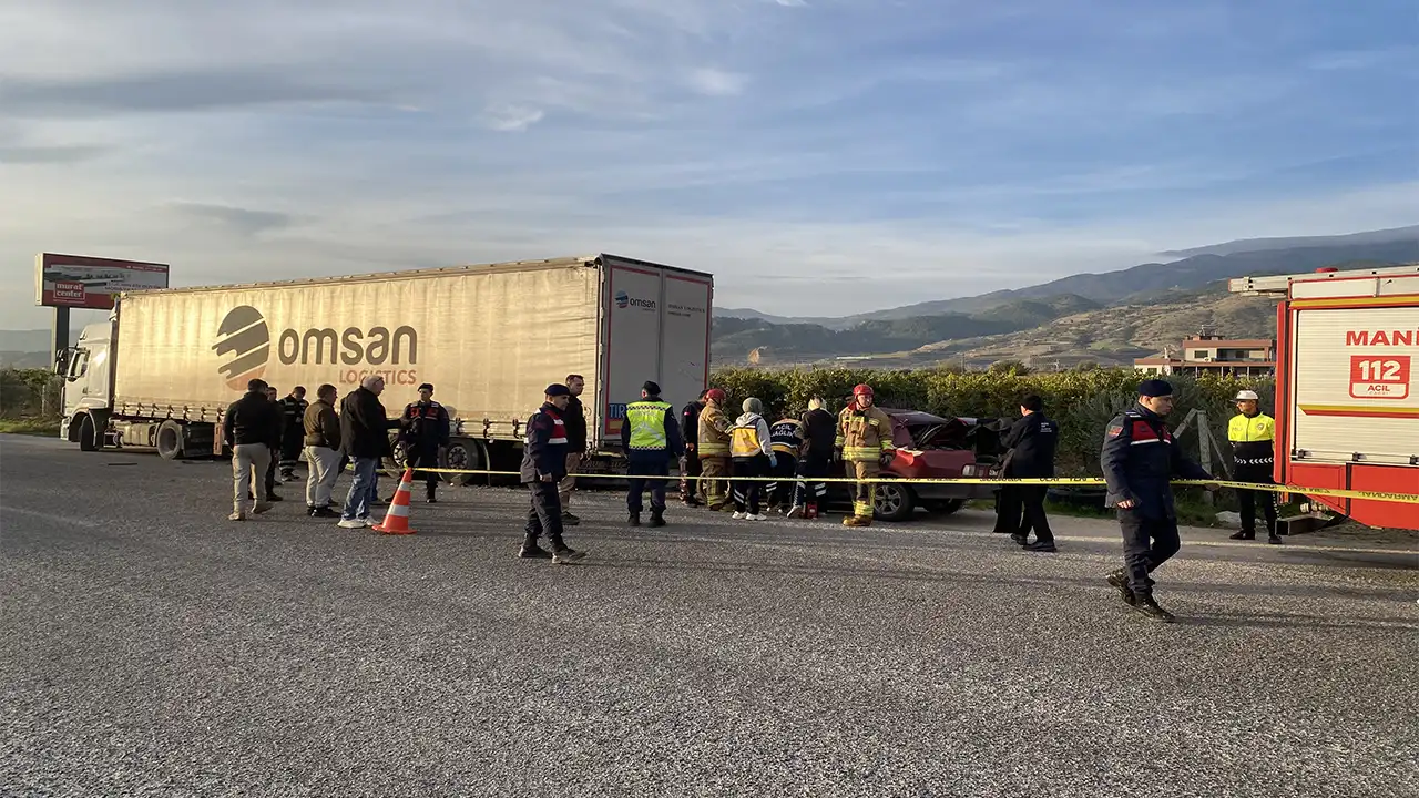 Manisa’da Tıra Çarpan Otomobilin Sürücüsü Hayatını Kaybetti 1