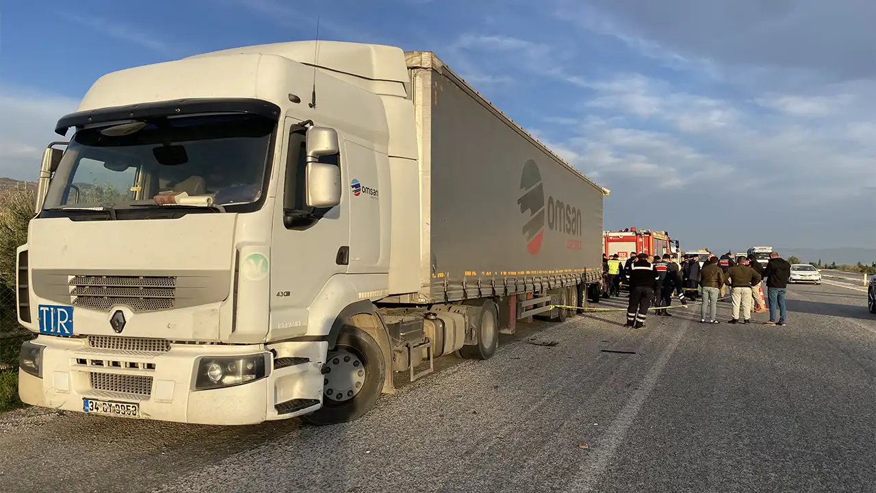 Manisa’da Tıra Çarpan Otomobilin Sürücüsü Hayatını Kaybetti 2