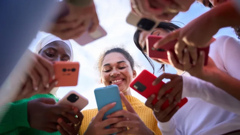 Sosyal Medya Ekranların Ardında Yeni Bir Toplum Kuruyor