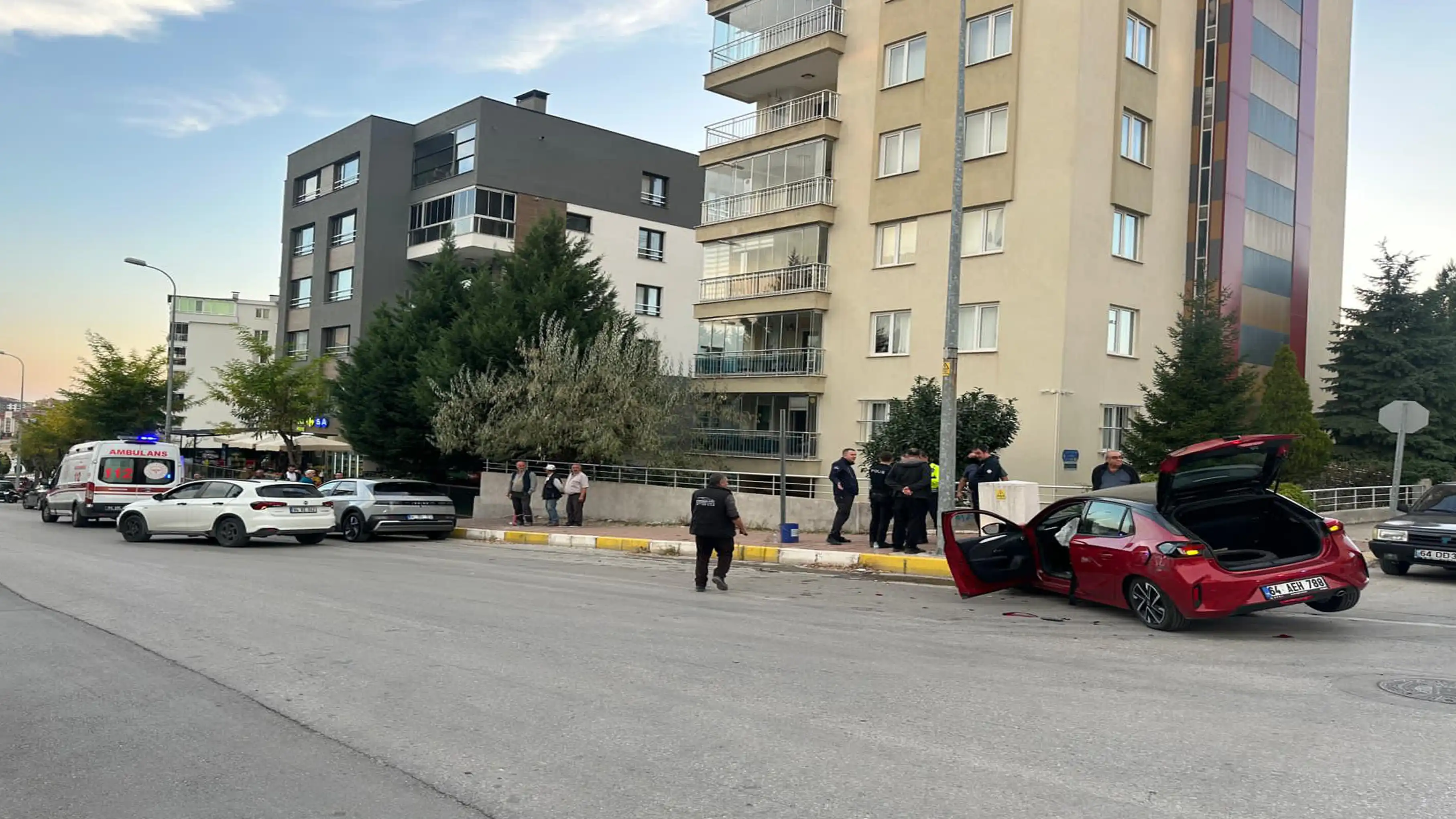 Uşak’ta Iki Otomobil Çarpıştı Anne Ve Kızı Yaralandı