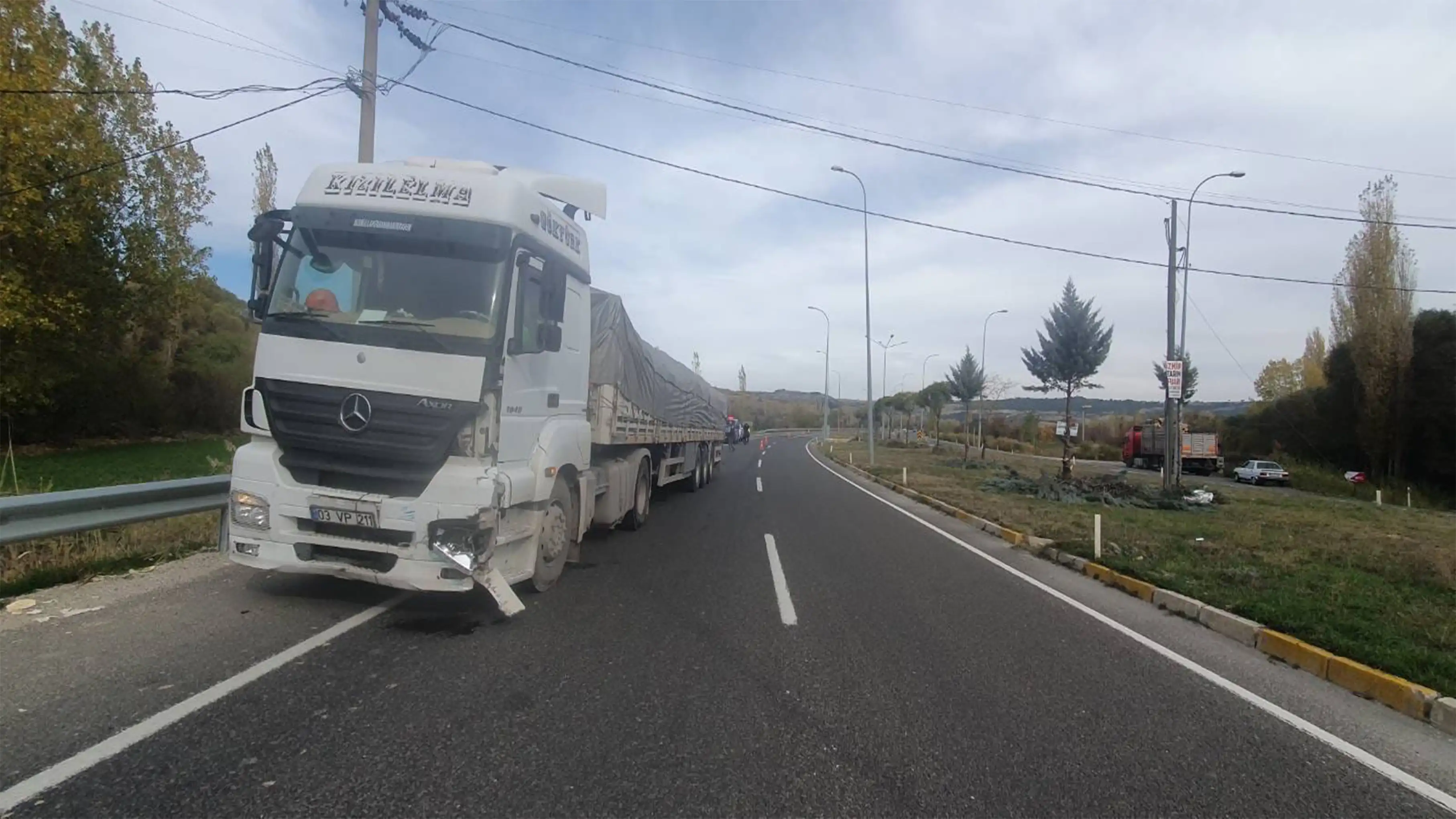 Uşak’ta Tır Ile Otomobil Çarpıştı 1 Kişi Ağır Yaralandı 1