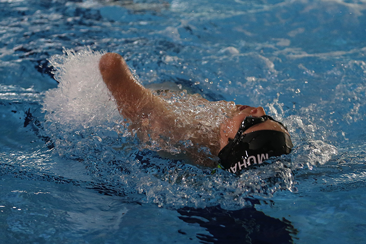 Tek koluyla yüzen Muhammed Ali ilk madalyalarını aldı-2