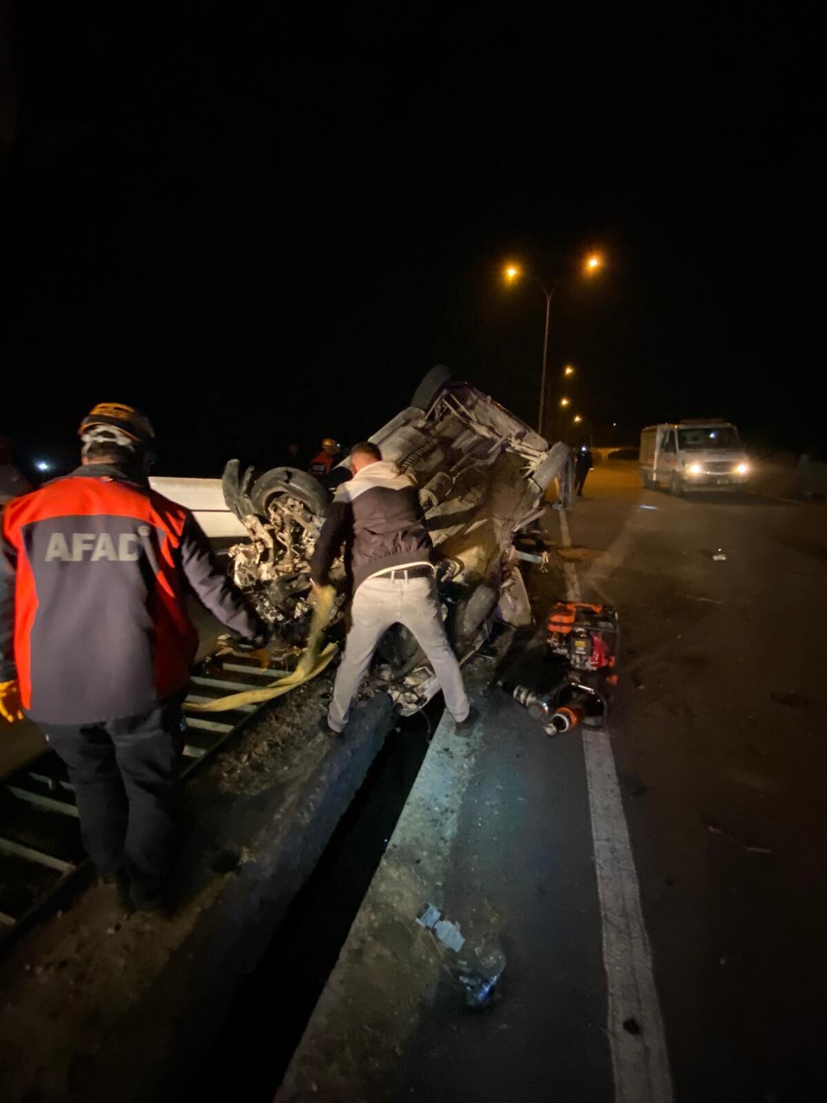 Afyonkarahisar’da Köprü Demirlerine Çarpan Otomobilde 1 Ölü, 3 Yaralı2