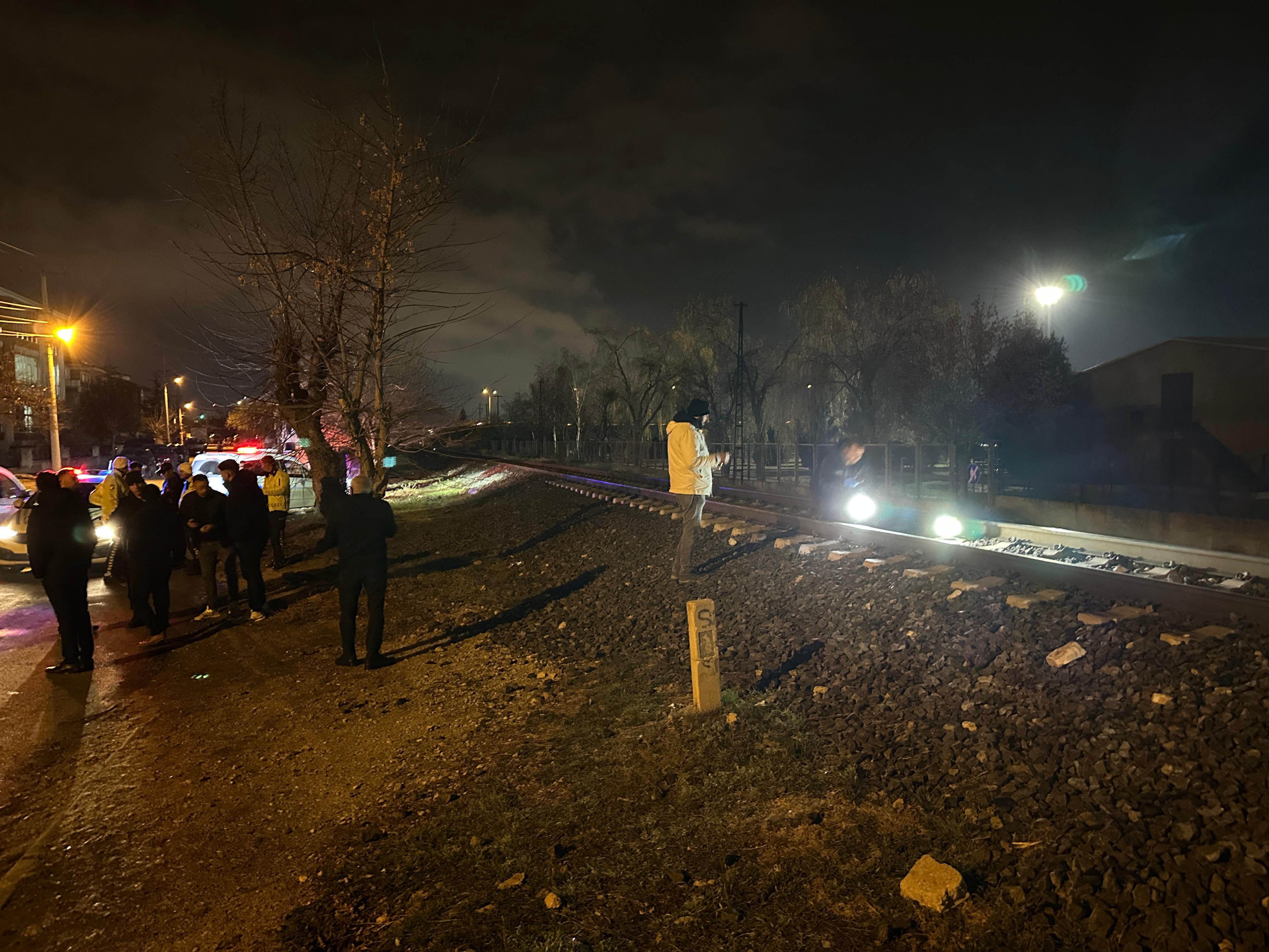 Afyonkarahisar’da Lokomotifin Çarptığı Genç Yaşamını Yitirdi (2)