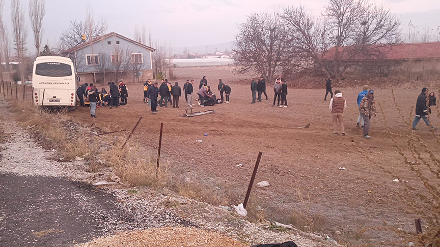 Afyonkarahisar’da Öğrenci Servisi Ile Kamyonet Çarpıştı 14 Yaralı