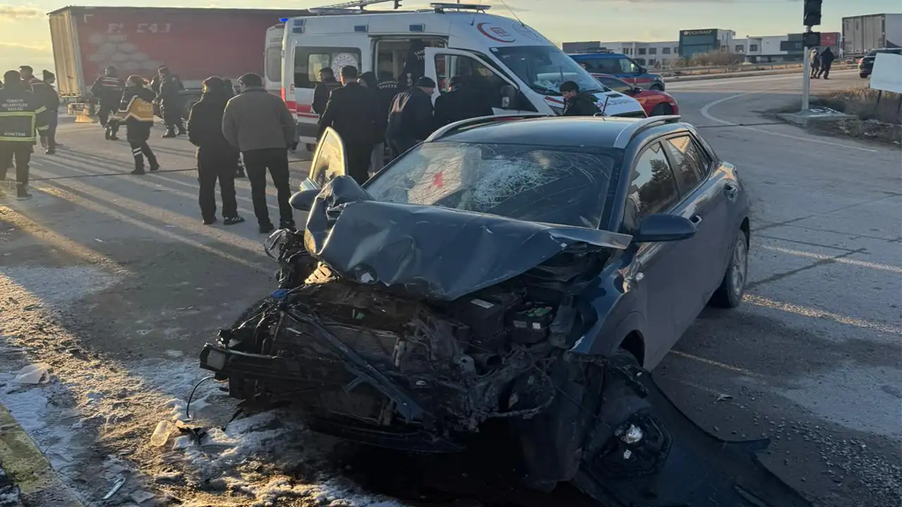 Afyonkarahisar’da Öğrenci Servisiyle Otomobil Çarpıştı 18 Yaralı 1