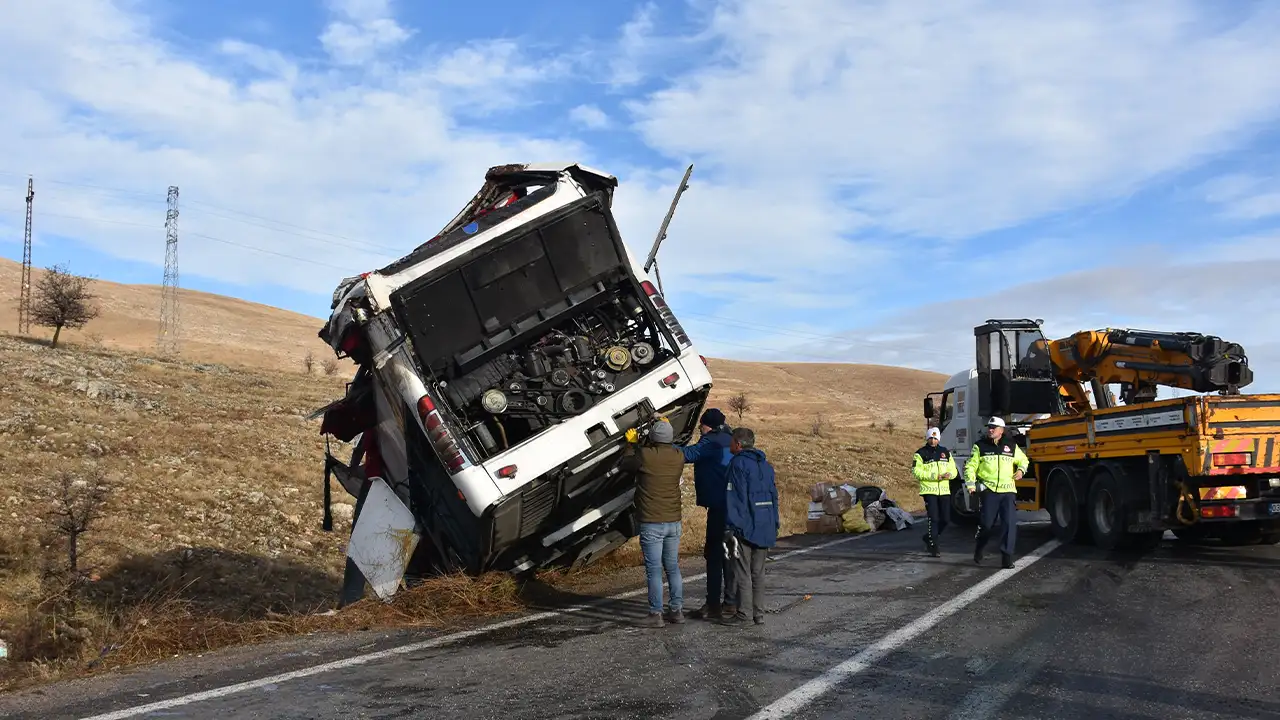 Afyonkarahisar’da Yolcu Otobüsü Devrildi 2 Ölü, 21 Yaralı 1