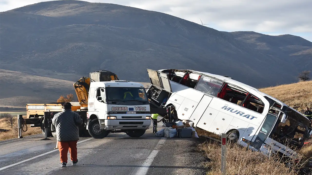 Afyonkarahisar’da Yolcu Otobüsü Devrildi 2 Ölü, 21 Yaralı 2