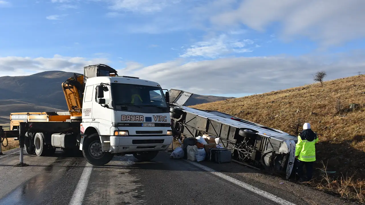Afyonkarahisar’da Yolcu Otobüsü Devrildi 2 Ölü, 21 Yaralı 3