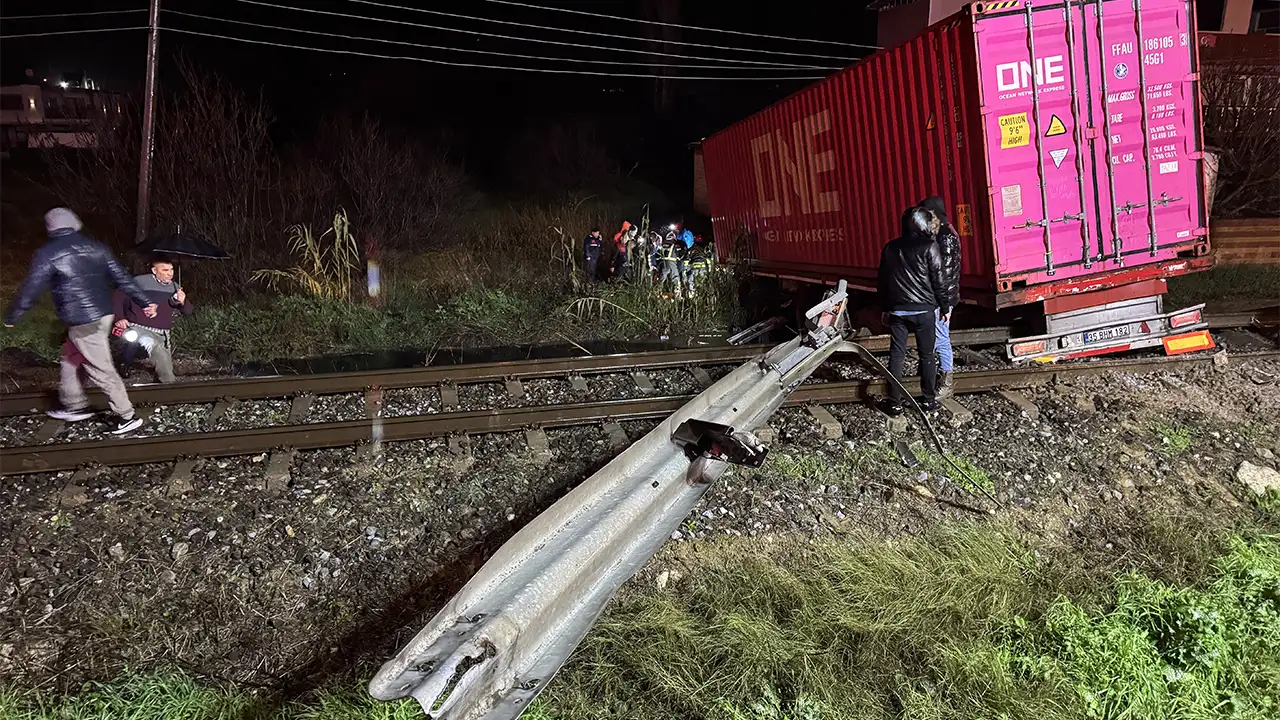 Aydın’da Tren Yoluna Giren Tır Sürücüsü Hayatını Kaybetti 1