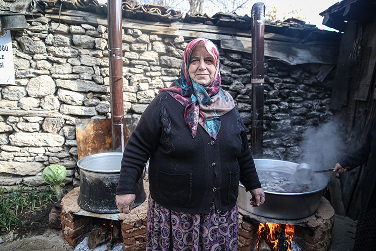 Bursa Uludağ’da Kozalaktan Pekmez Kırsalda Kadın Emeğiyle Yeni Gelir 3