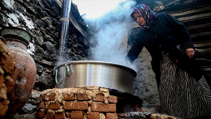 Bursa Uludağ’da Kozalaktan Pekmez Kırsalda Kadın Emeğiyle Yeni Gelir
