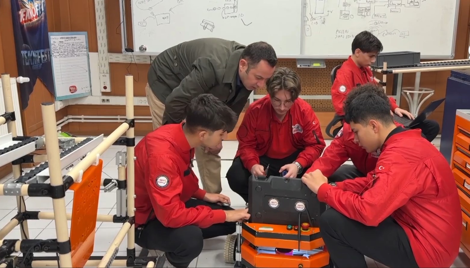 Bursa’da Öğrenciler Geliştirdi Otonom Robot Vektör Üretimi Kolaylaştıracak 1