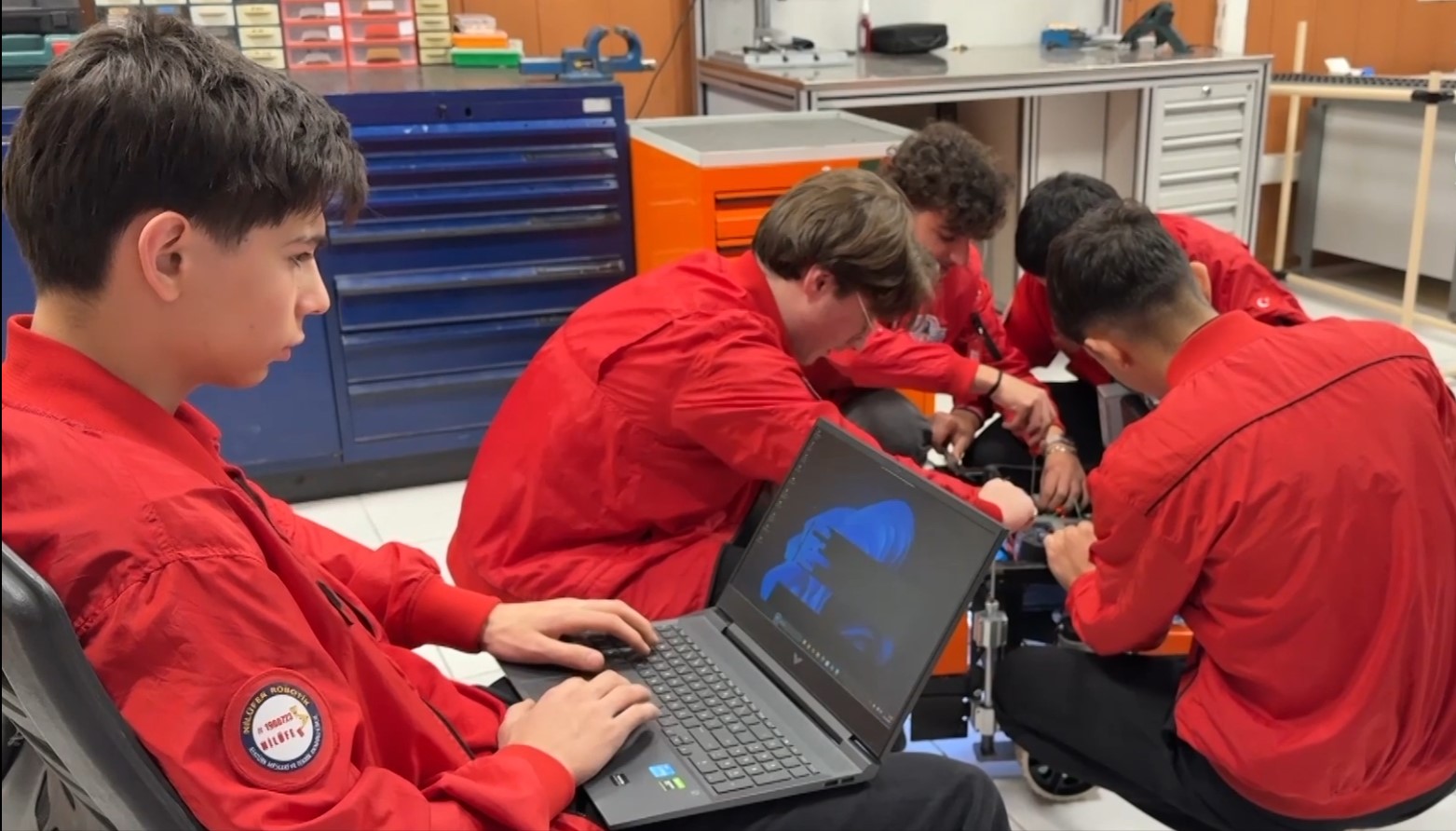 Bursa’da Öğrenciler Geliştirdi Otonom Robot Vektör Üretimi Kolaylaştıracak 2