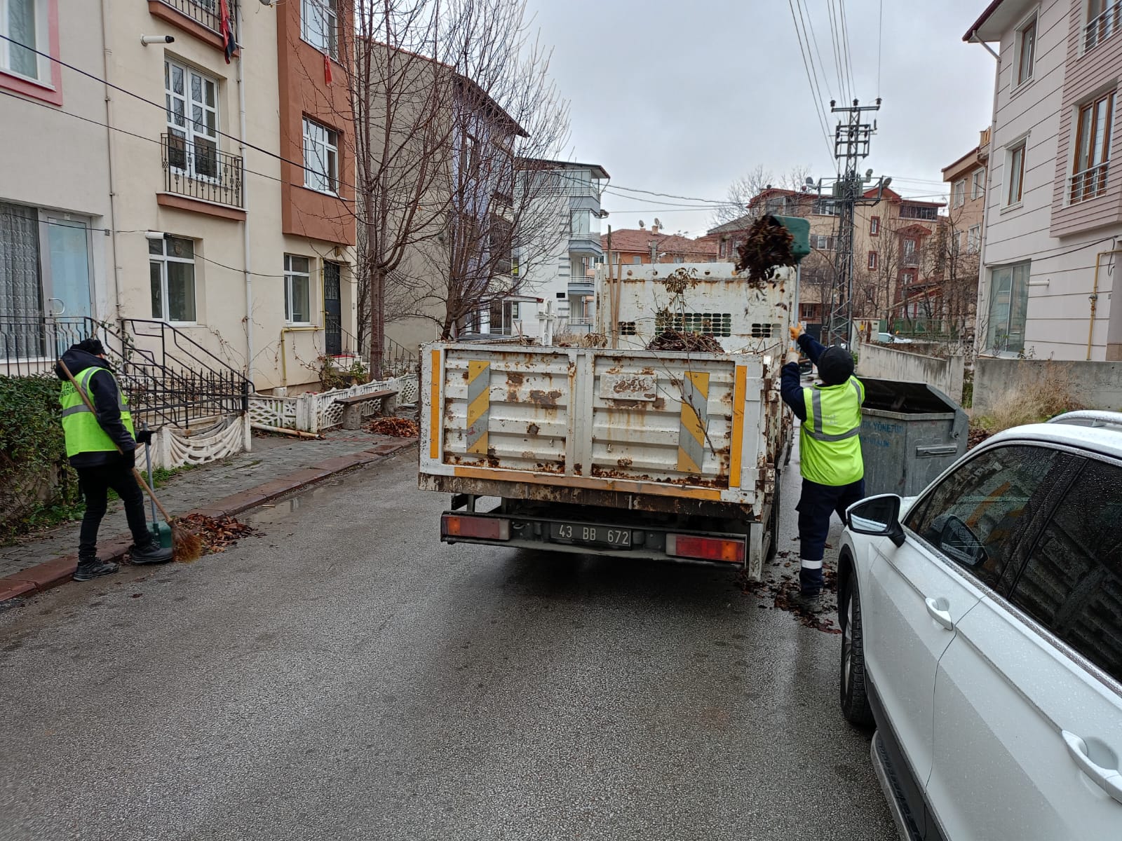 Cumhuriyet Mahallesi’nde Yağmur Sonrası Sokaklar Temizlendi (1)