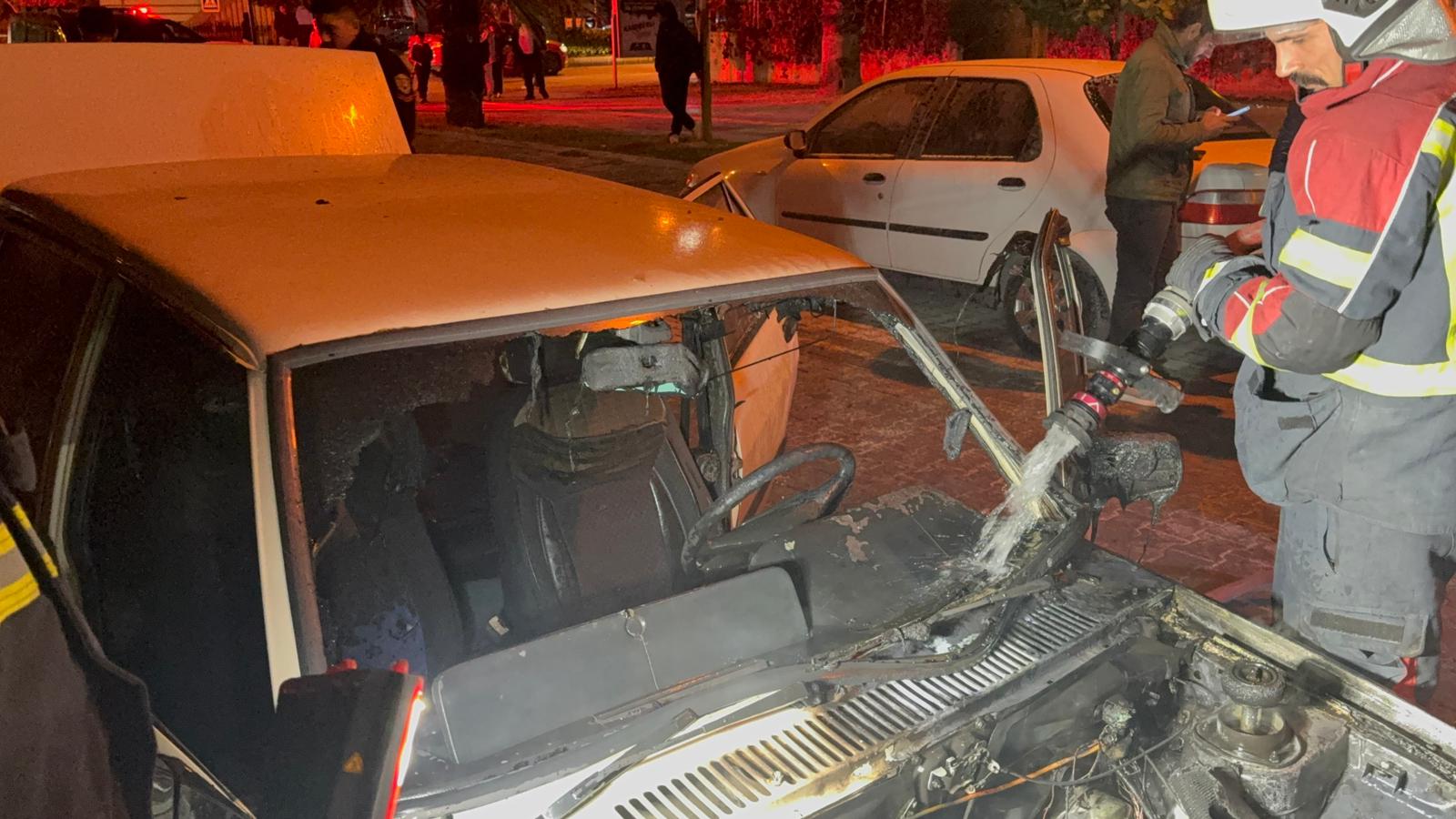 Efeler’de Park Halindeki Otomobilde Çıkan Yangın Söndürüldü (1)