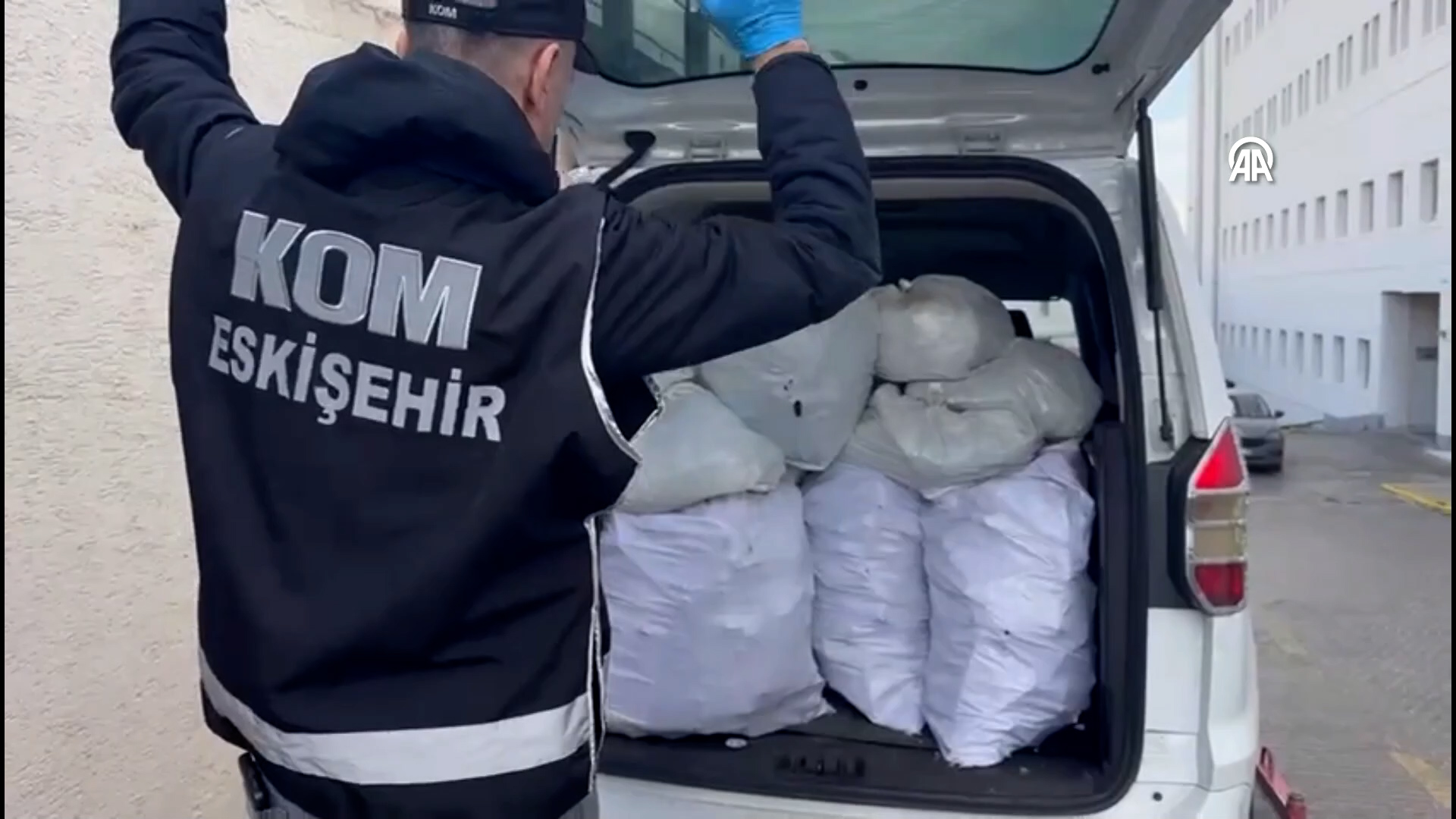 Eskişehir’de Çekici Üzerindeki Araçtan 480 Tabanca Çıktı (1)