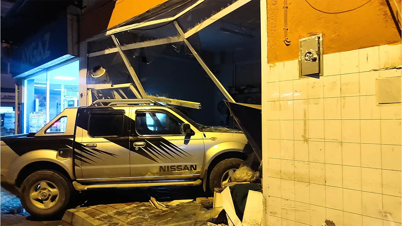 İzmir’de Pikap Iş Yerinin Deposuna Girdi 1