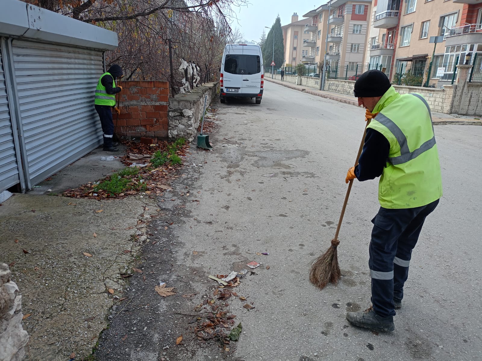 Kütahya Bahçelievler Mahallesi’nde Yaprak Temizliği (1)