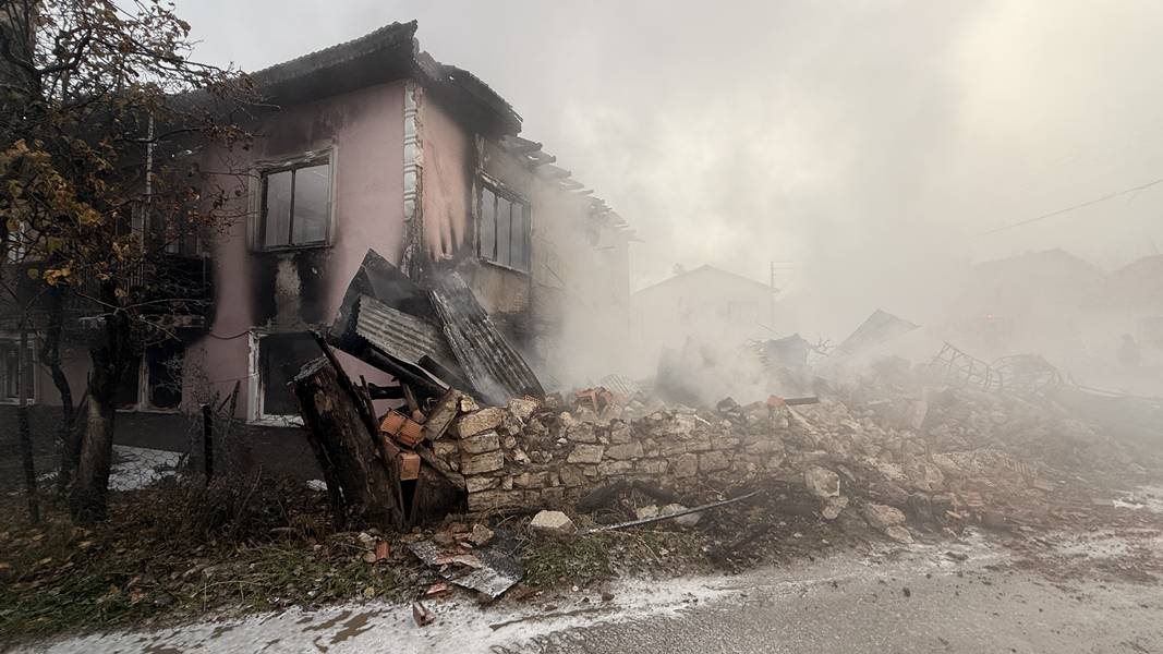 Kütahya Domaniç’te Iki Katlı Ev Kül Oldu (1)