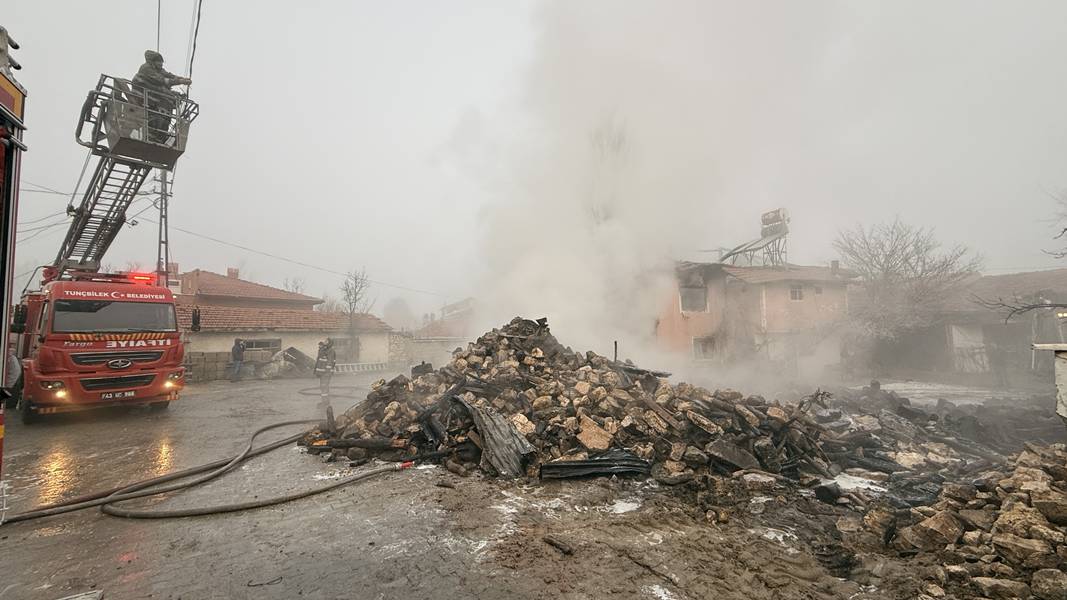 Kütahya Domaniç’te Iki Katlı Ev Kül Oldu (5)
