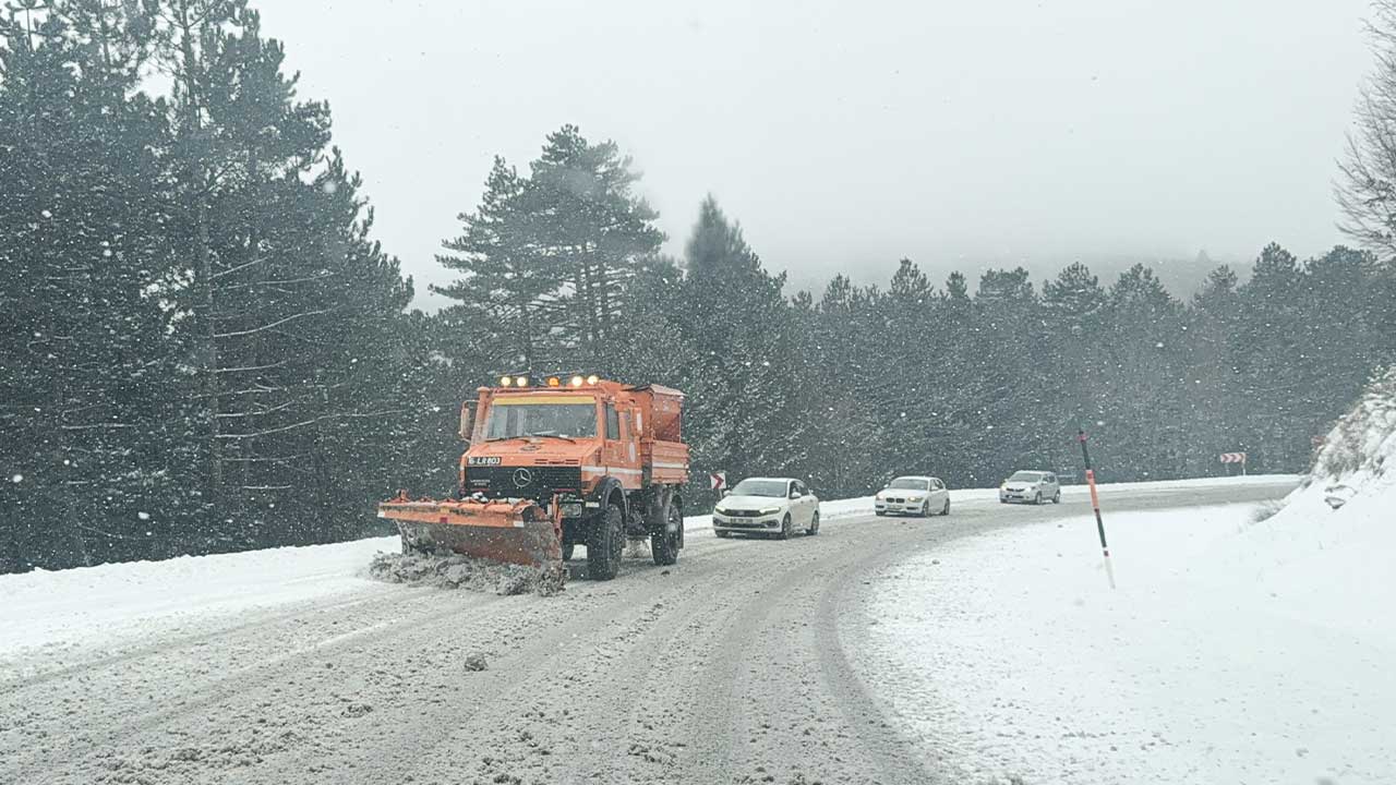 Kütahya Domaniç’te Kar Etkili Oldu, Yollar Kapandı4