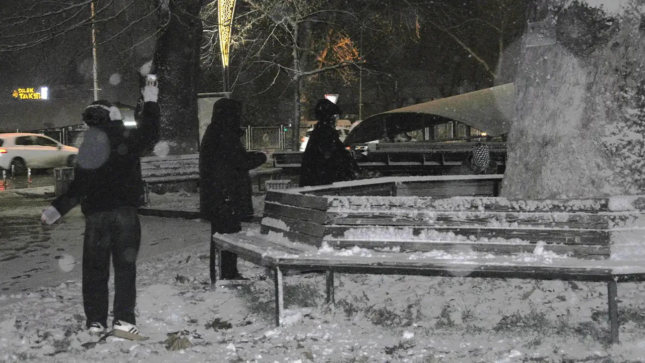 Kütahya Şehir Merkezine Mevsimin Ilk Karı Düştü 1