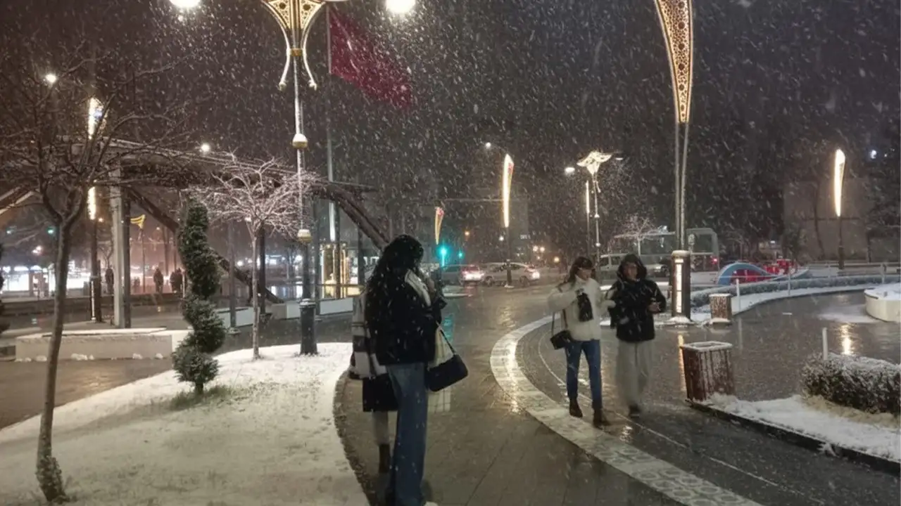 Kütahya Şehir Merkezine Mevsimin Ilk Karı Düştü 3