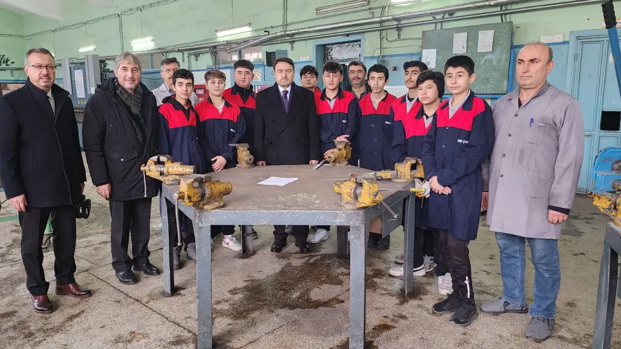 Kütahya Valisi Öğretmenevi Ve Atölyeleri Inceledi 2