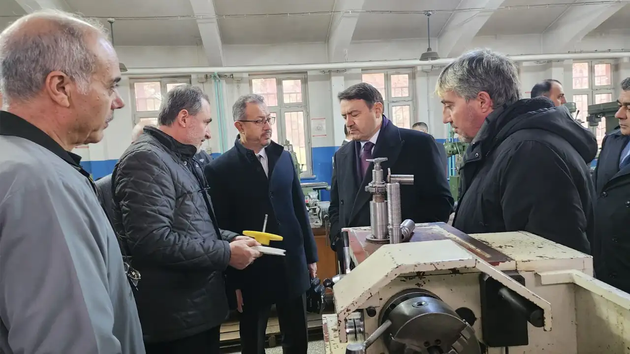 Kütahya Valisi Öğretmenevi Ve Atölyeleri Inceledi 3