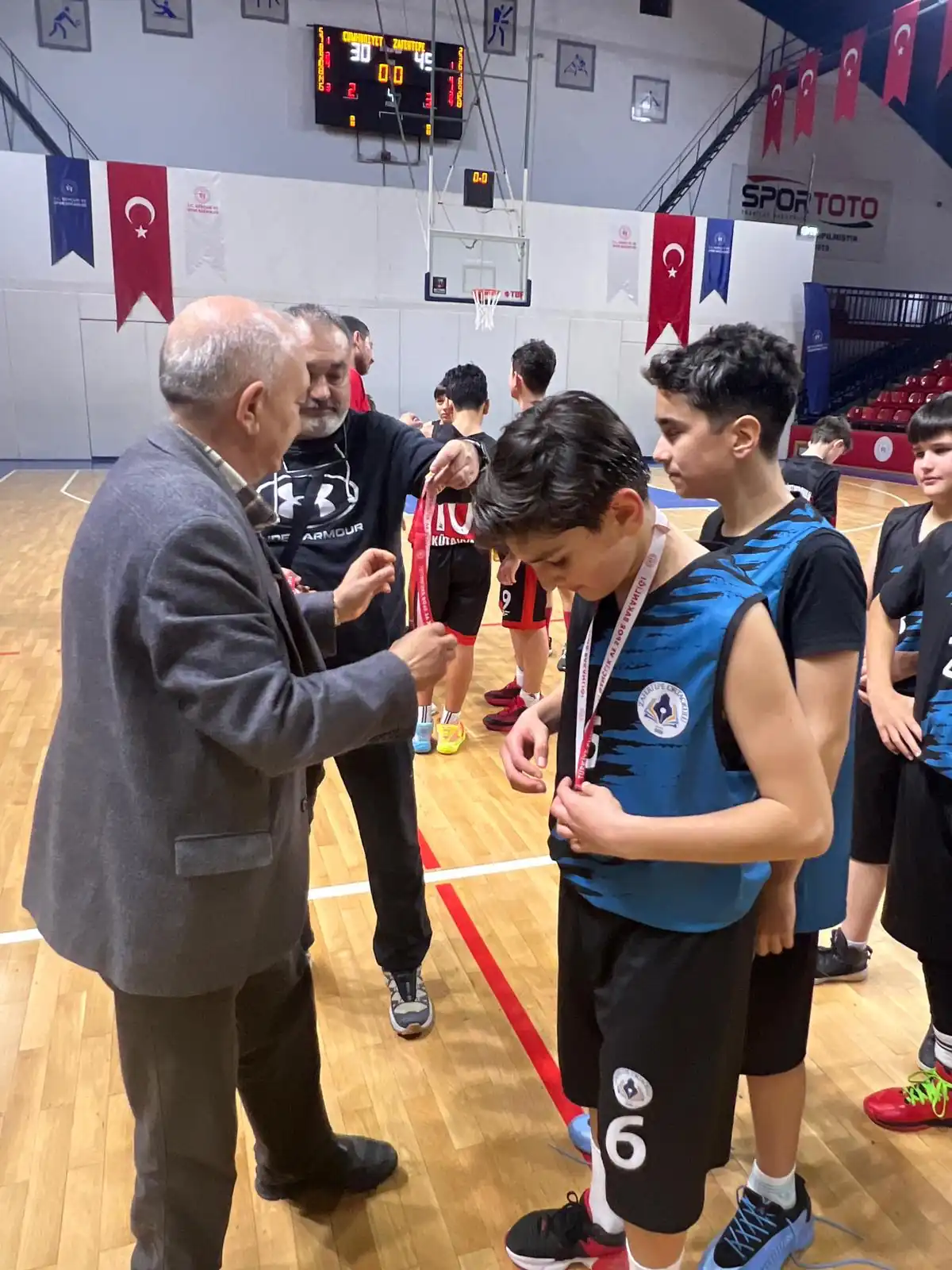 Kütahya’da Basketbolda Şampiyon Zafertepe Ortaokulu 3
