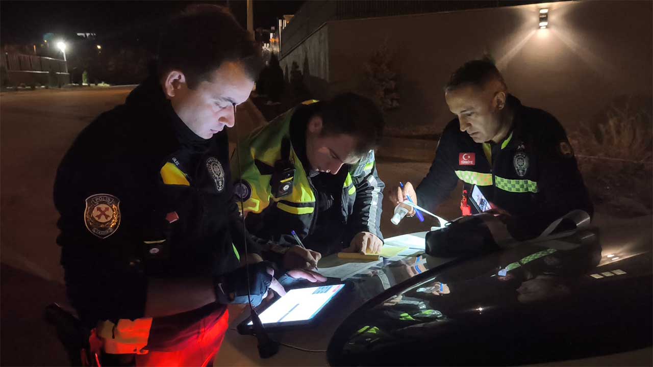 Kütahya’da Ehliyetsiz Ve Alkollü Sürücüler Polisten Kaçamadı3