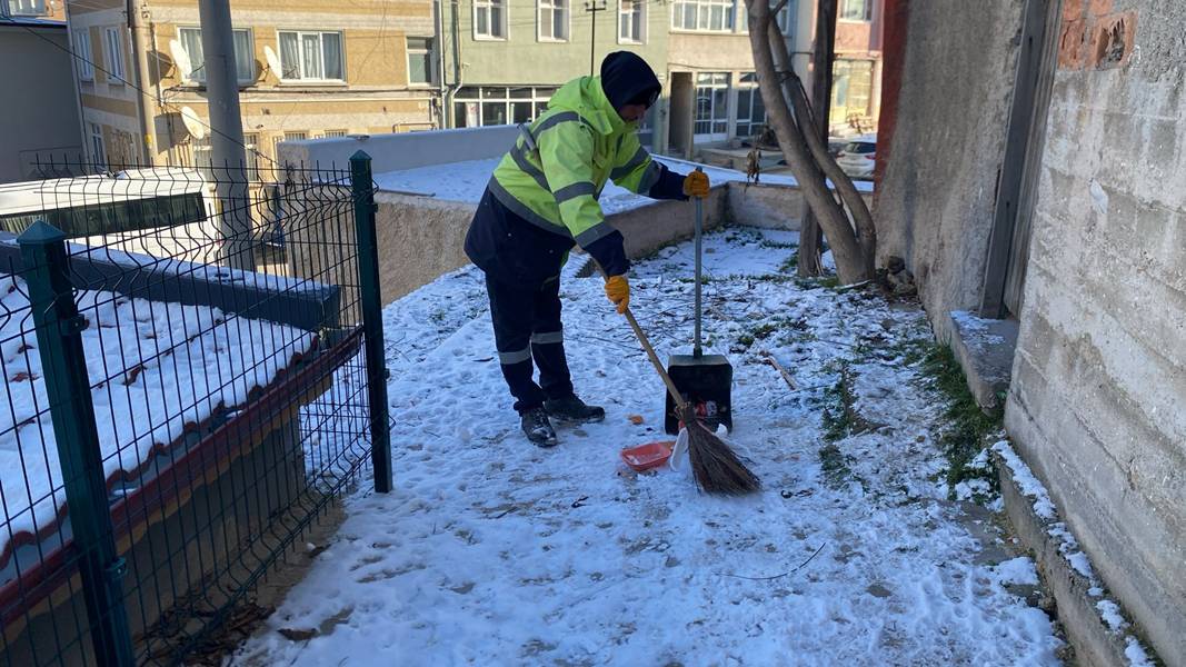 Kütahya’da Kar Yağışı Sonrası İstiklal Mahallesi’nde Geniş Çaplı Temizlik (1)