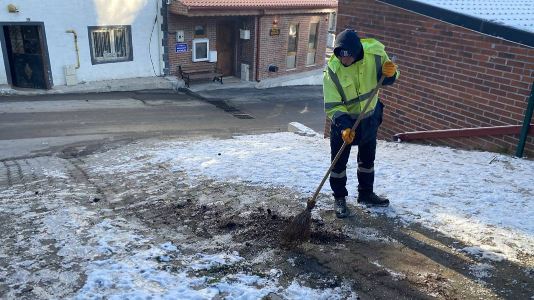Kütahya’da Kar Yağışı Sonrası İstiklal Mahallesi’nde Geniş Çaplı Temizlik (2)
