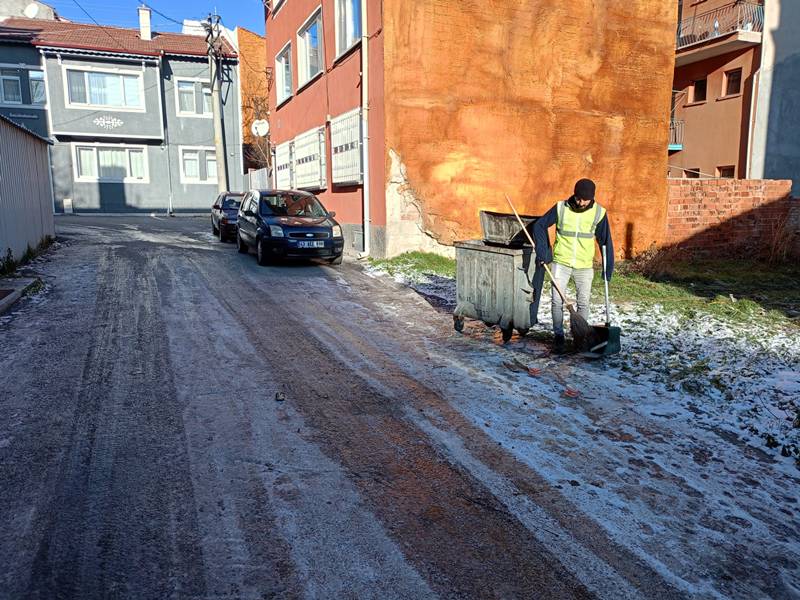 Kütahya’da Kar Yağışı Sonrası İstiklal Mahallesi’nde Geniş Çaplı Temizlik (3)