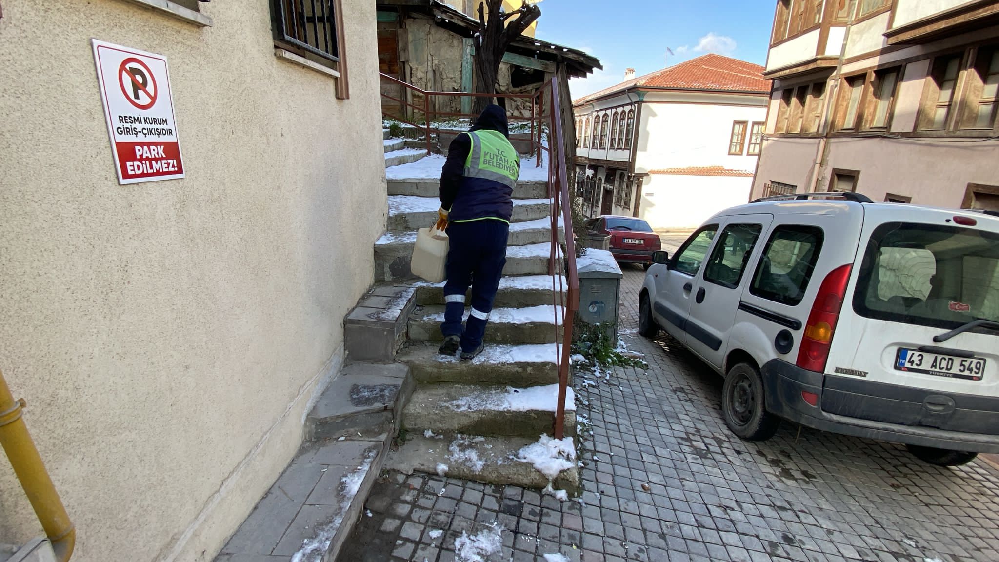 Kütahya'da Kar Yağışı Sonrası Merdivenlerde Tuzlama Yapıldı (1)