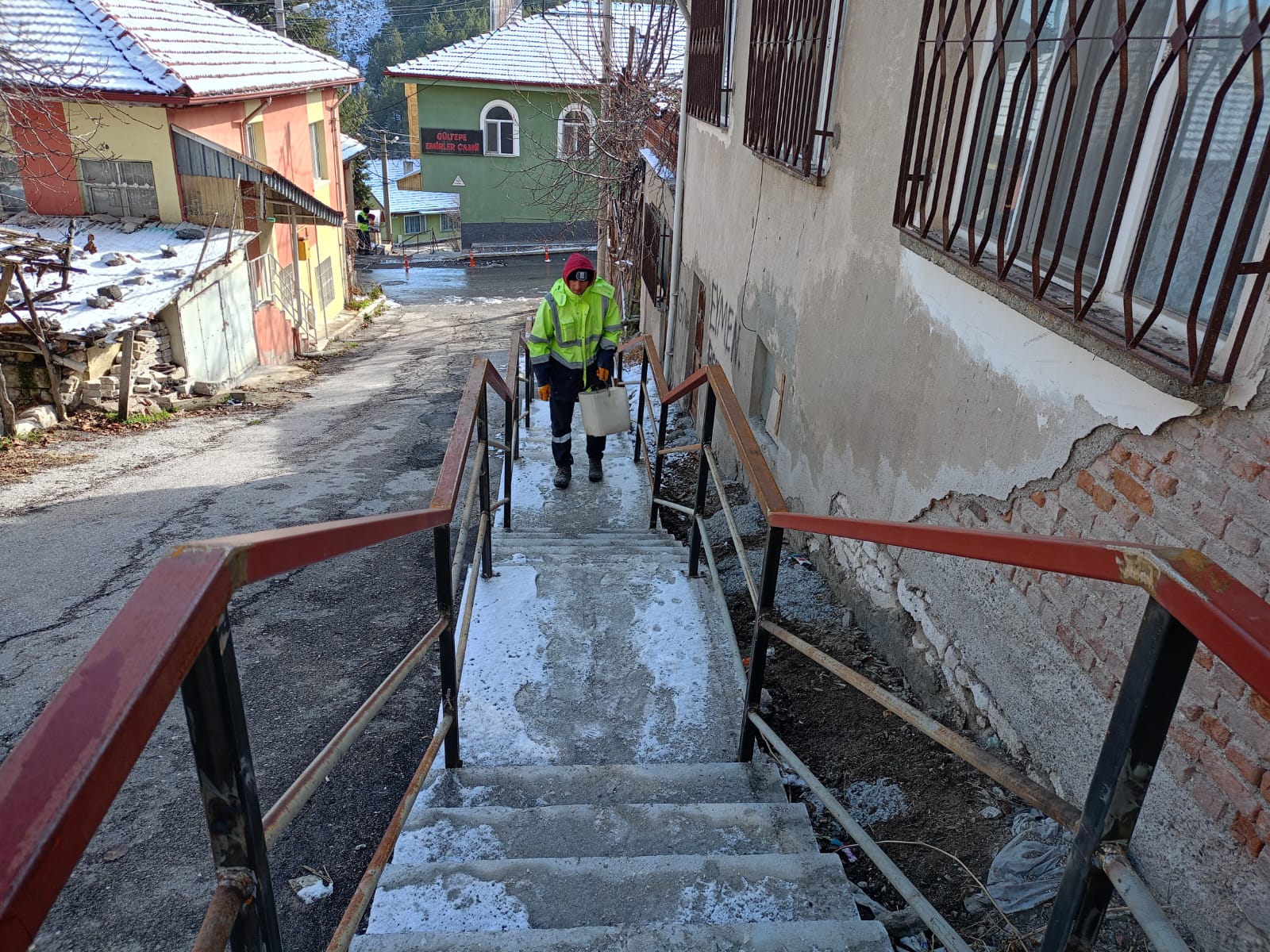 Kütahya'da Kar Yağışı Sonrası Merdivenlerde Tuzlama Yapıldı (3)