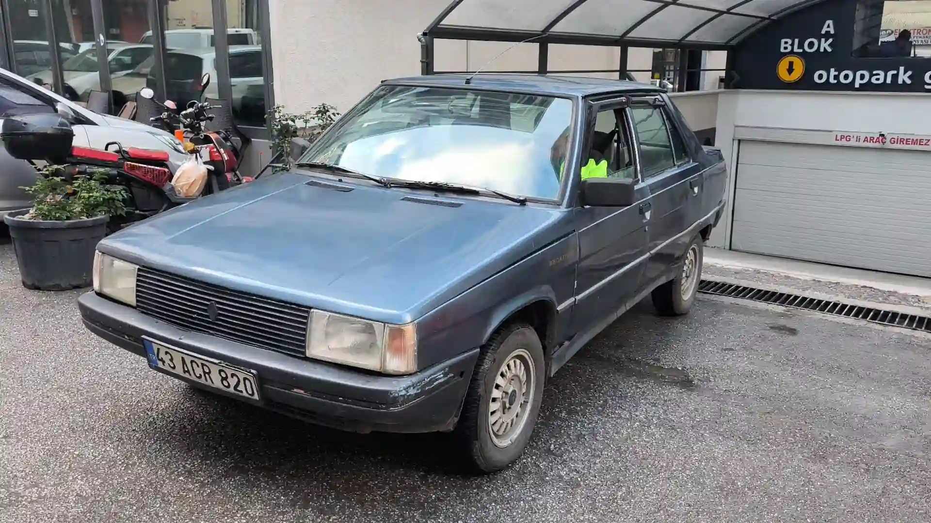 Kütahya’da Metehan Için Tek Arabasını Satışa Çıkardı