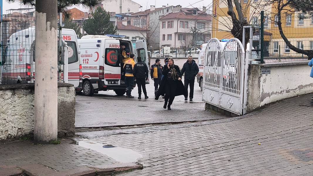 Kütahya’da Ortaokulda Gıda Zehirlenmesi Şüphesi (2)