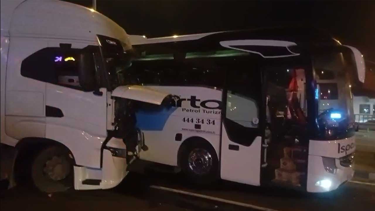 Kütahya'da Otobüs Ile Tır Çarpıştı, Yol Kapandı4