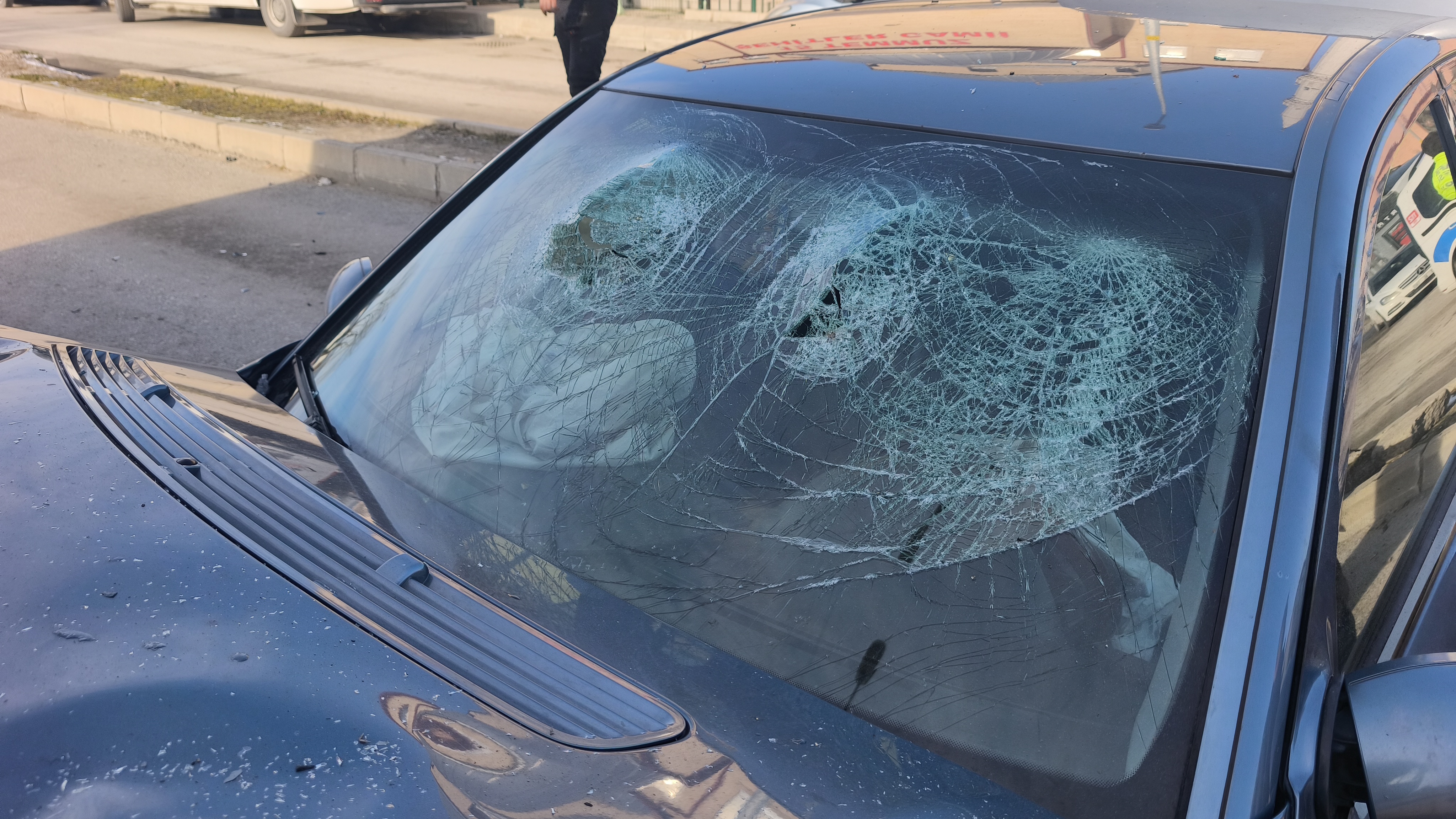 Kütahya’da Otomobil Park Halindeki Işçi Servisine Çarptı (2)-1