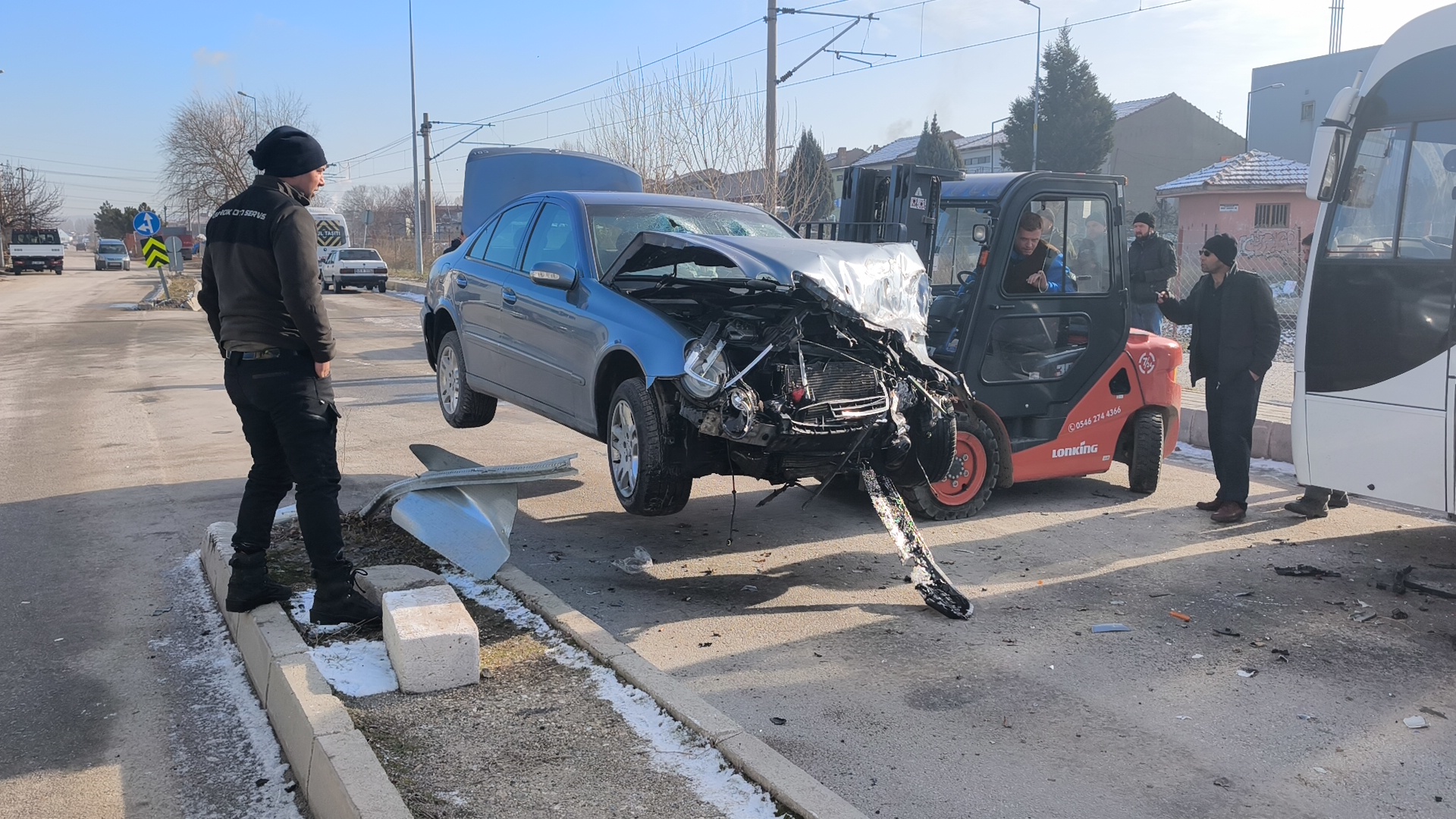 Kütahya’da Otomobil Park Halindeki Işçi Servisine Çarptı (4)