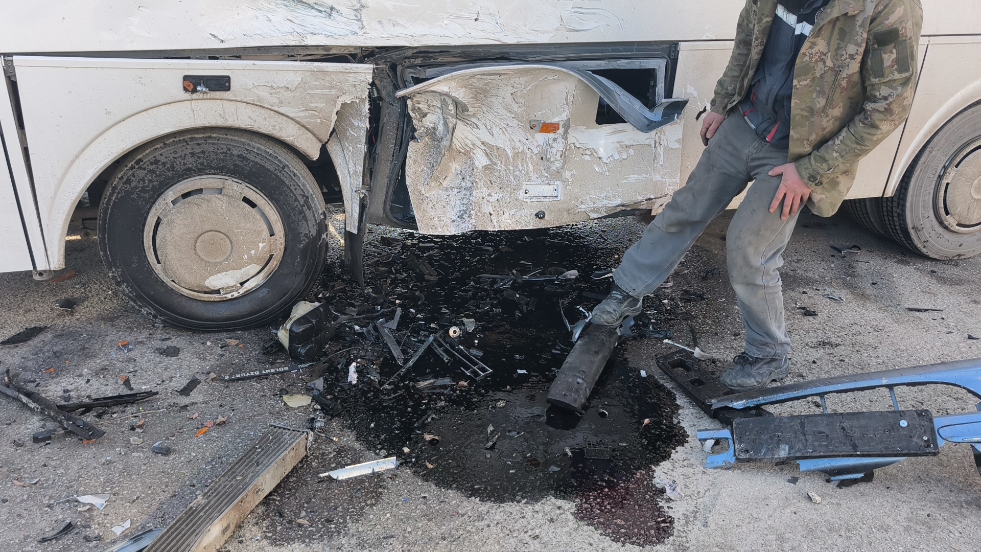 Kütahya’da Otomobil Park Halindeki Işçi Servisine Çarptı (5)