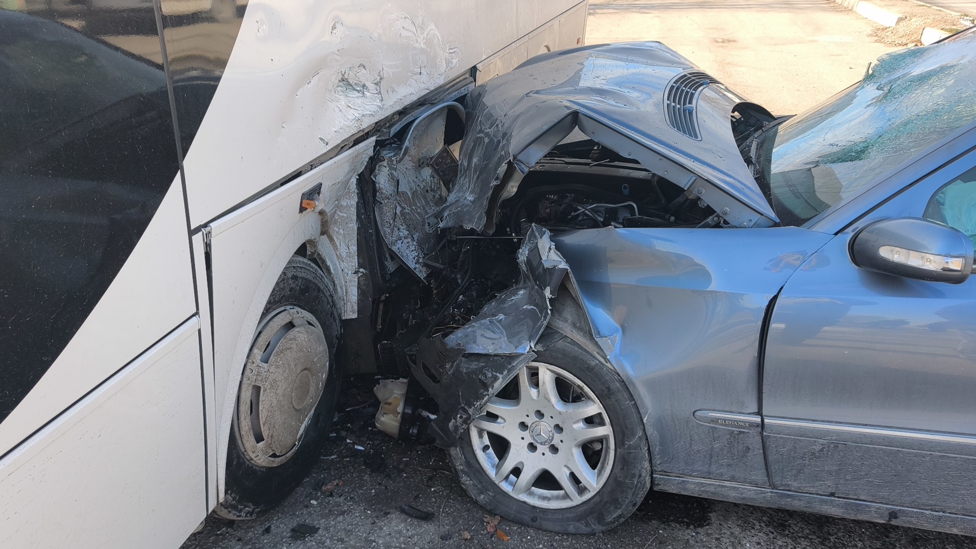 Kütahya’da Otomobil Park Halindeki Işçi Servisine Çarptı (7)