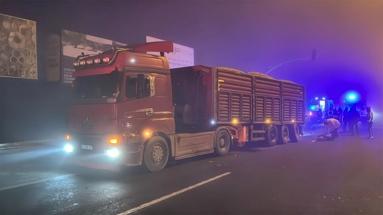 Kütahya'da Otomobil Tıra Saplandı, 4 Ölü5