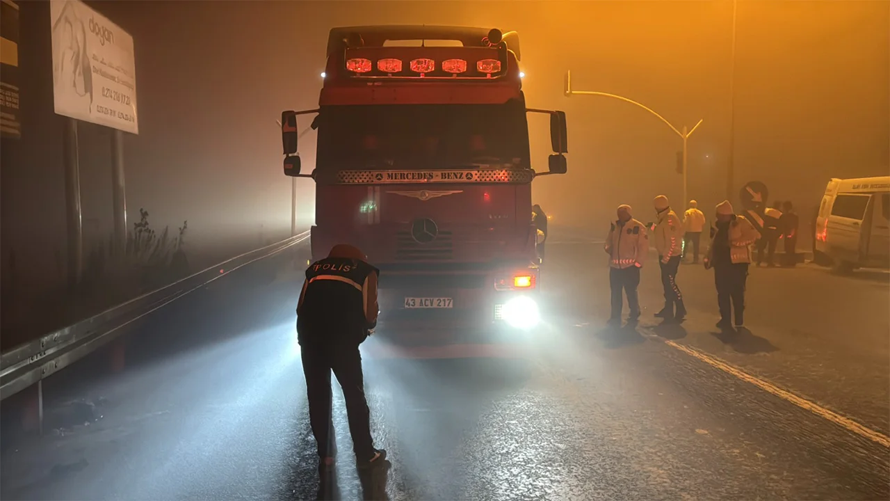 Kütahya'da Otomobil Tıra Saplandı, 4 Ölü6