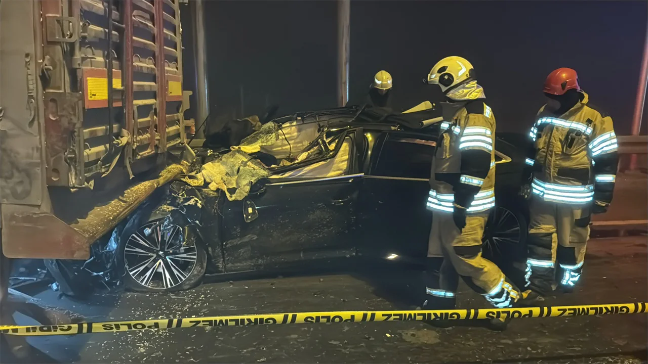 Kütahya'da Otomobil Tıra Saplandı, 4 Ölü7