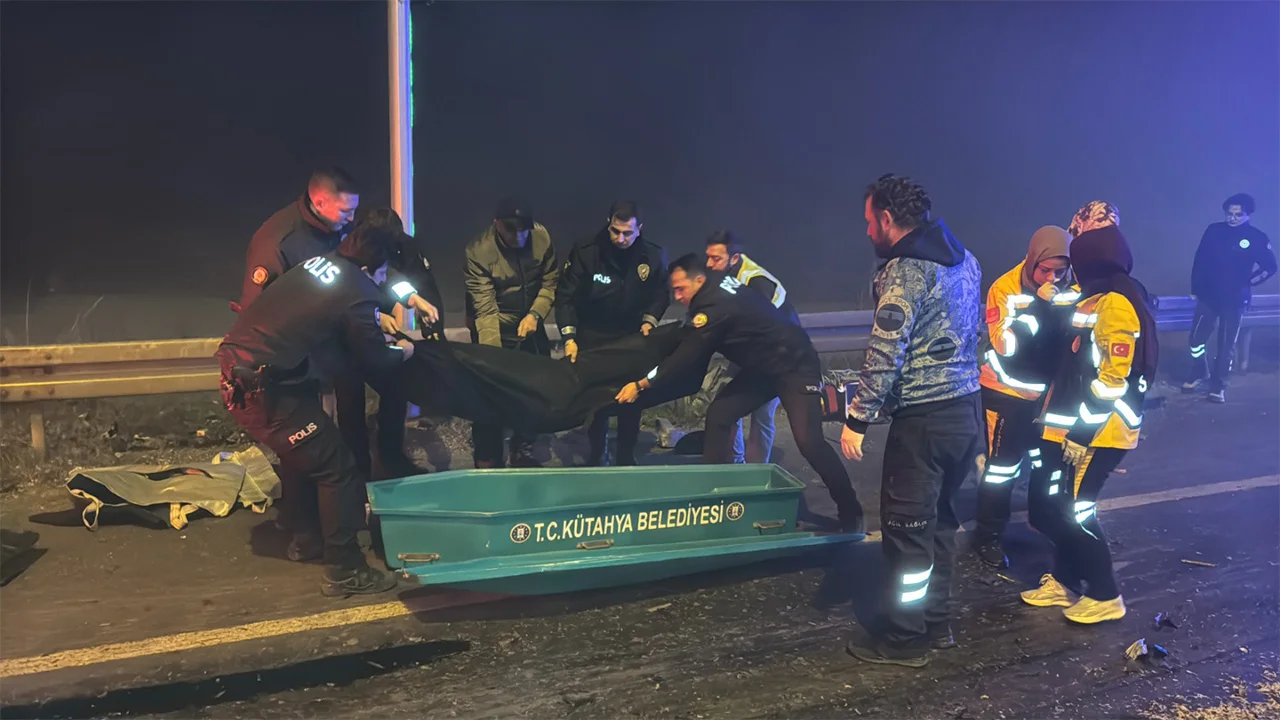 Kütahya'da Otomobil Tıra Saplandı, 4 Ölü9