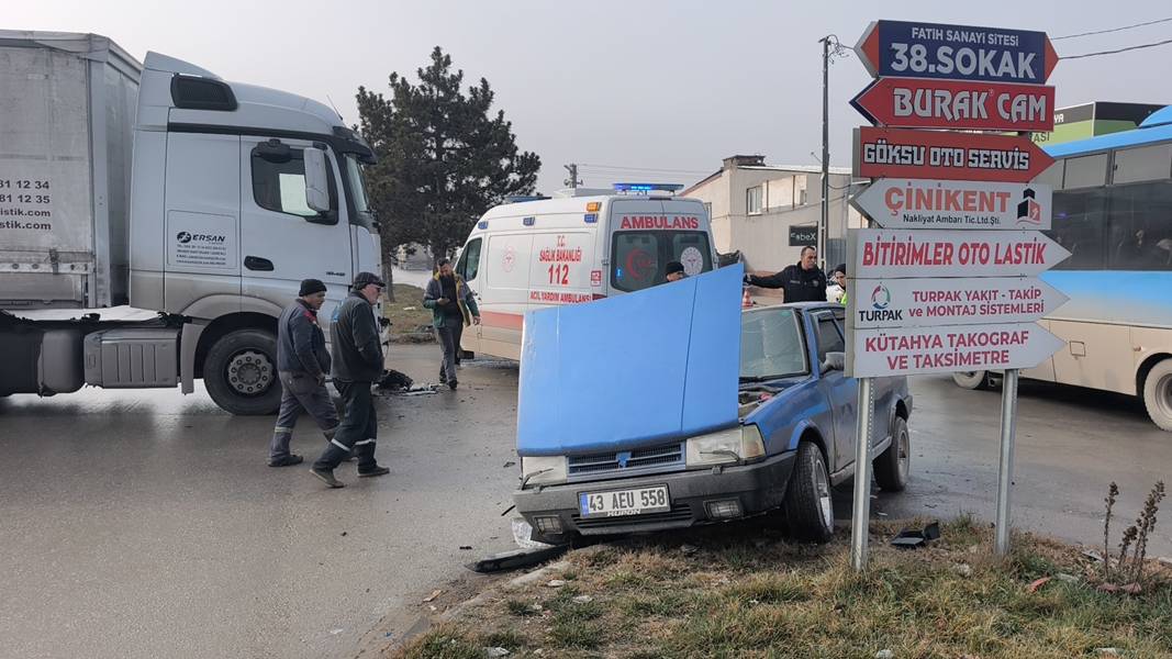 Kütahya’da Otomobille Tır Çarpıştı, 1 Yaralı (1)